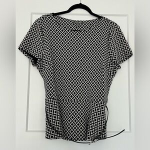 Roz & Ali Geometric Black & White Women's Short Sleeve Belted Top, Large